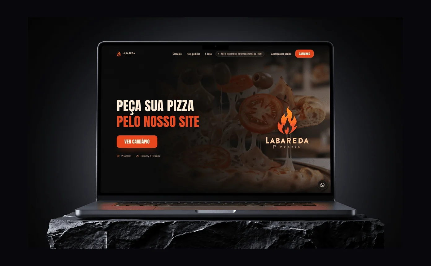 Site da Labareda Pizzaria em um notebook: cardápio com pedido