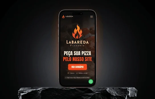 Celular com o cardápio da Labareda Pizzaria