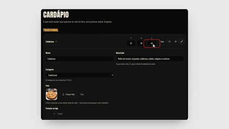 Recorte do painel com o dono trocando um preço, dedo na tela. É a prova de que ele mexe sozinho, sem chamar ninguém.